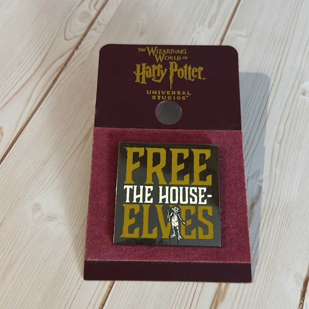 Wizarding World of Harry Potter Universal Studios pin, button and keychain NWT - Picture 6 of 7